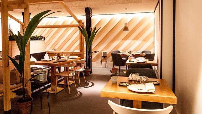 En Rooster hay una gran barra en la entrada, con algunas mesas altas al lado