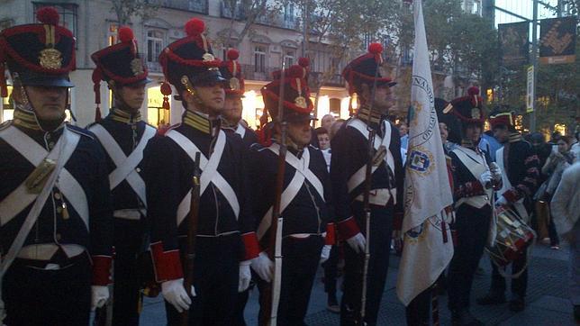 Fotografía de un grupo de soldados de época en la Calle Serrano de Madrid