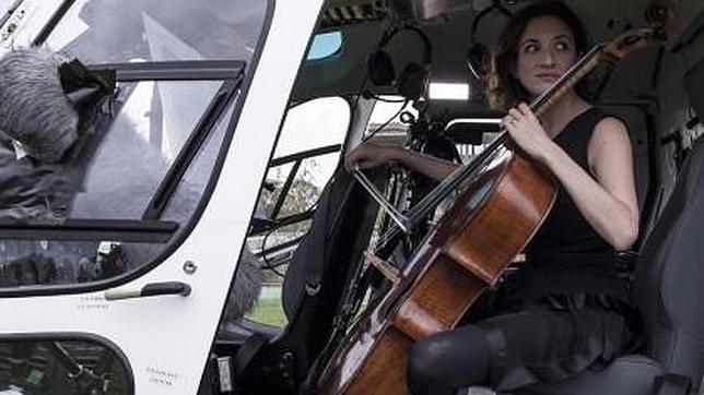 Una chelista interpreta una obra de Stockhausen dentro de un helicóptero