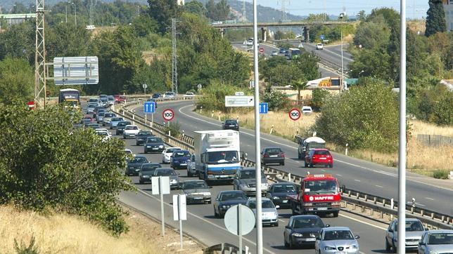 Fallece una mujer atropellada por un autobús en la N-432