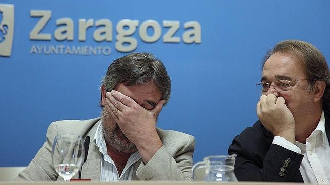 Belloch, junto al teniente de alcalde y futuro candidato a la Alcaldía de Zaragoza por el PSOE, Carlos Pérez Anadón