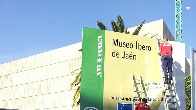 La Junta «renueva» los carteles de las obras, paralizadas, del Museo Ibérico