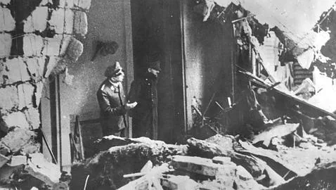 Hitler inspecciona una zona del Búnker bombardeada. Probablemente, su última fotografía vivo.