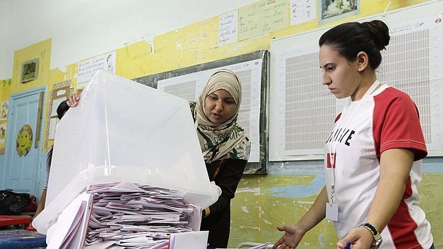 El partido laico «Nidá-Tunis» encabeza los resultados, según sus adversarios islamistas