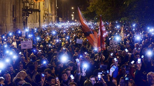 Miles de manifestantes encienden sus teléfonos durante una manifestación contra el impuesto a internet