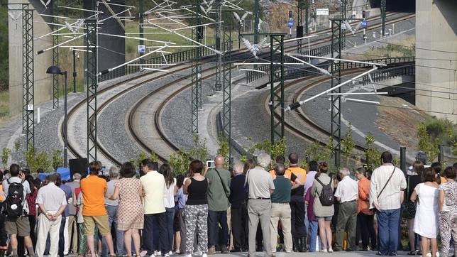 Ultrasonidos para inspeccionar el tramo de la vía donde descarriló el Alvia