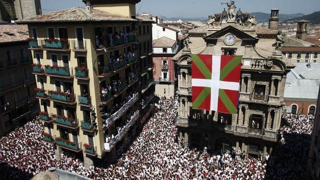 Cinco meses de cárcel para los arrantzales que colocaron la ikurriña en los Sanfermines de 2013