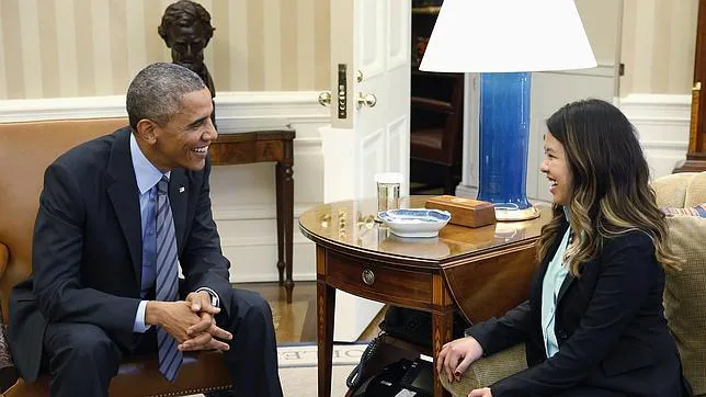 Obama con la enfermera que contrajo el ébola, Nina Pham, el pasado viernes en la Casa Blanca