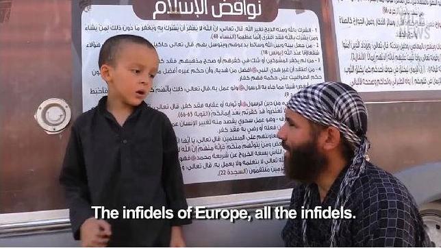 Un yihadista explica la «guerra santa» a un niño, en un vídeo de propaganda del Estado Islámico