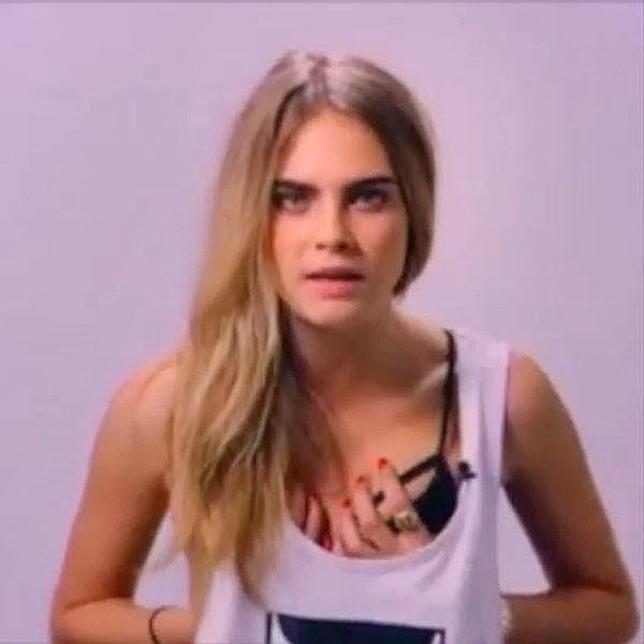 Cara Delevingne se toca sus «nueces» por una buena causa