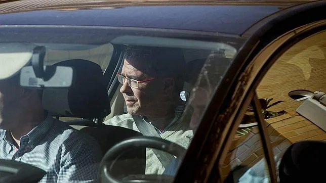 El exconsejero de Presidencia de la Comunidad de Madrid Francisco Granados sale a primera hora de la tarde del pasado día 27 en un coche de la Guardia Civil