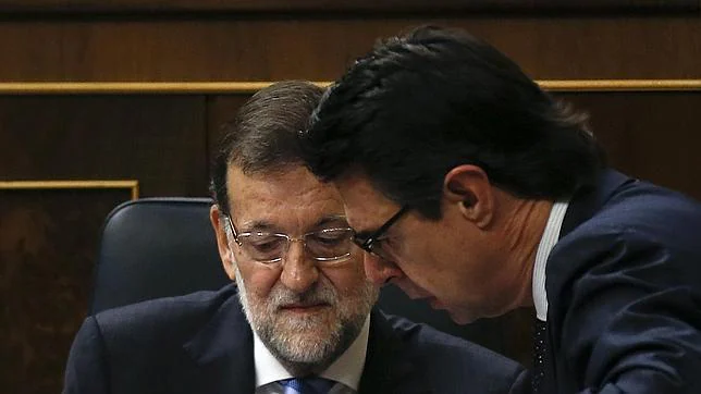 Mariano Rajoy y José Manuel Soria hoy en el Congreso