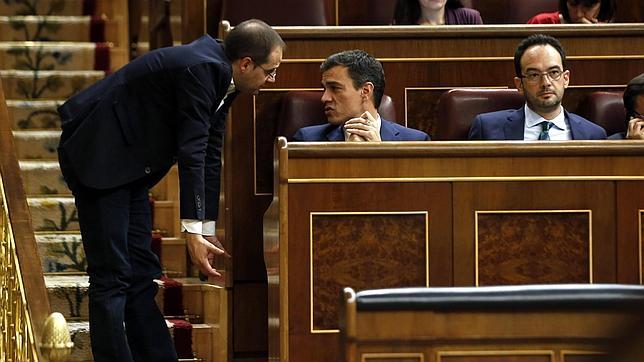 El PSOE mezcla el ébola y la corrupción para atacar al Gobierno en el Congreso