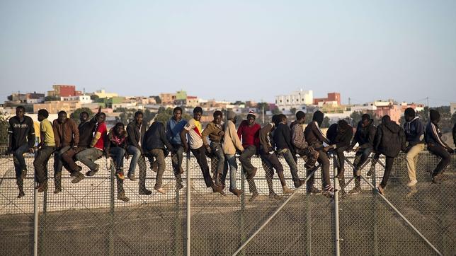 Un grupo de subsaharianos encaramados a la valla de Melilla el miércoles pasado