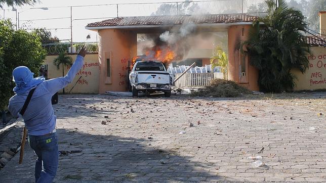 Decenas de estudiantes y profesores atacan la residencia del gobernador de Guerrero