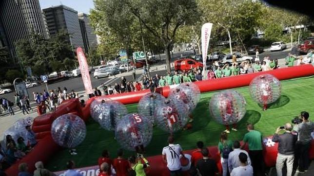 Burbujas humanas detrás de un balón: ¿Te gustaría jugar en la 1ª liga de ‘bubble soccer’?