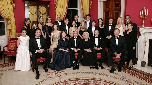 Foto de familia de los Bush, donde George P. Bush aparece arriba a la derecha