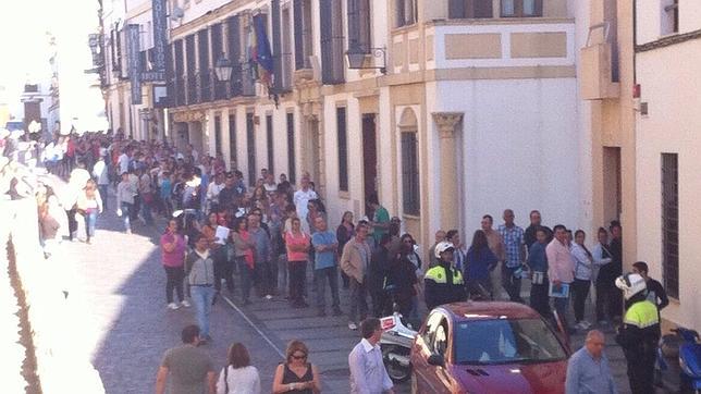 Colas en el Cabildo para una de sus 775 becas de estudio