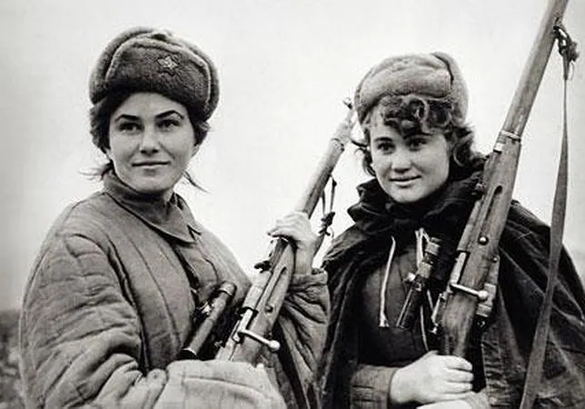 Dos francotiradoras del Ejército Rojo con sus fusiles ‘Mosin-Nagant’, dotados de mira telescópica