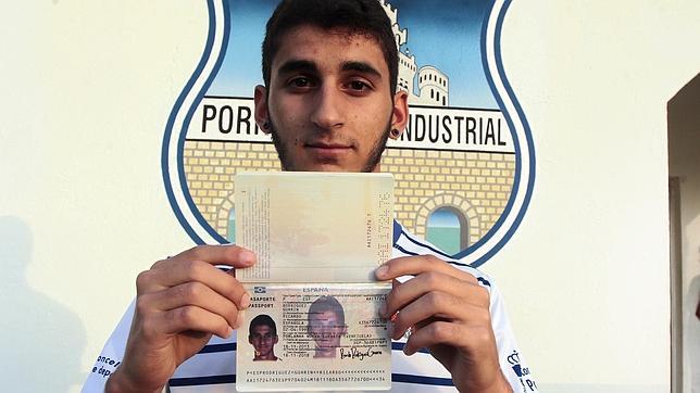 Ricardo Rodríguez Guarín, posa para ABC con su pasaporte español
