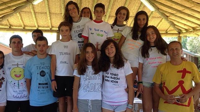 José Antonio Jiménez «Quillo» con un grupo de niños de los miles que han participado en actividades organizadas por él