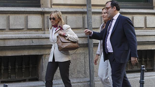 El juez Eloy Velasco con las dos fiscales Anticorrupción adscritas al caso