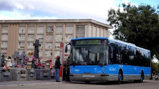 Casi 100 autobuses más de la EMT para acudir a los cementerios