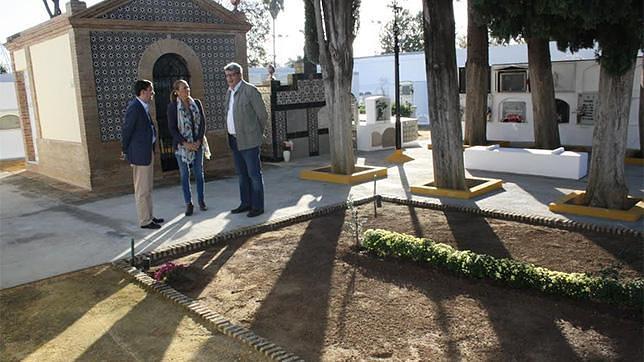 Puesta a punto del cementerio para el Día de Todos los Santos