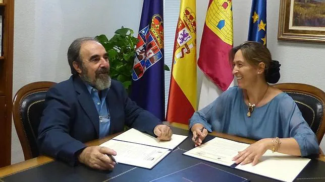 La presidenta de la Diputación y el responsable de la asociación de Amigos del Museo Comarcal de Molina