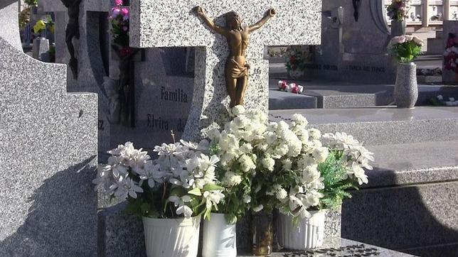 Engalanando con flores el día de Todos los Santos