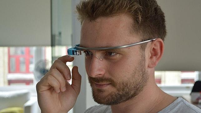 Un hombre prueba las Google Glass