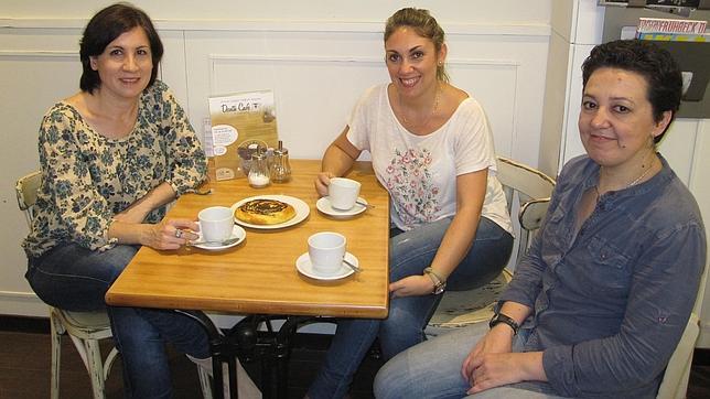 De izquierda a derecha: Gema, Iriana y Gabriela, toman tranquilamente un café en El Hacedor de Charlas