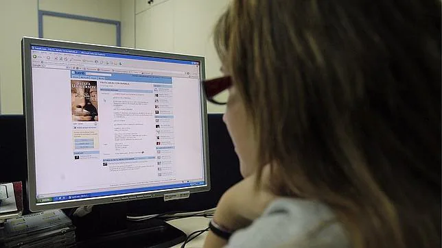 Una joven mira un perfil en una red social