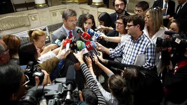 El ministro de Justicia, Rafael Catalá, atiende a los medios