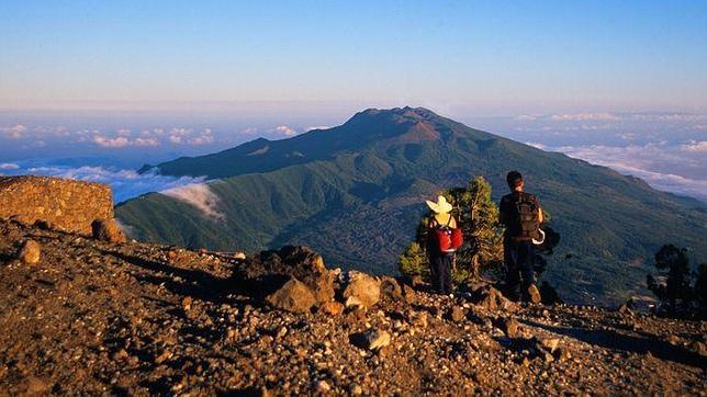 Al fondo, el «mar de nubes» característico
