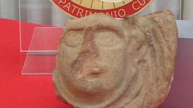 Después de 50 años, vuelve a Pompeya para devolver una escultura robada