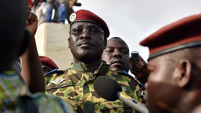 El teniente coronel Issaac Zida asume el poder en Burkina Faso y promete una «transición democrática»