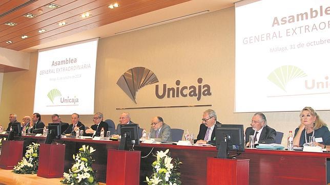 Medel, flanqueado por Atencia y Azuaga, presidió ayer la última asamblea de Unicaja como caja de ahorros
