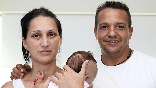 Los padres de la niña que nació de forma prematura y que sufría una atresia de esófago, junto a la pequeña