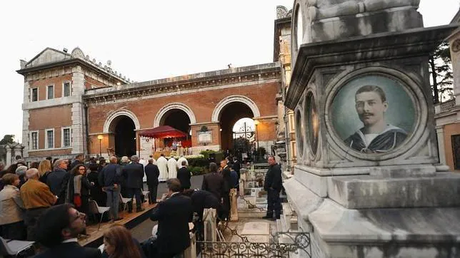 El Papa Francisco preside una misa en el cementerio de Verano en Roma el día de los difuntos
