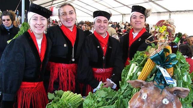 Participantes en la feria del grelo de Xestoso, en el concello coruñés de Monfero