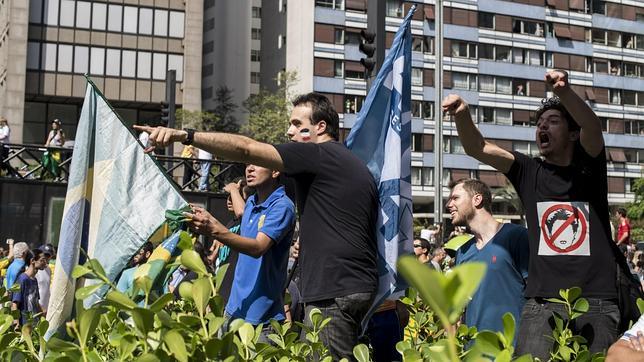 La ajustada victoria de Rousseff provoca protestas que piden la intervención de los militares