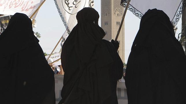 Unas mujeres se manifiestan en contra de la detención de varios salafistas, en el marco de la lucha del gobierno marroquí contra el Estado Islámico