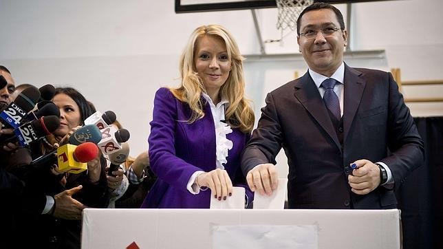 Victor Ponta y su mujer han votado ya en las presidenciales ucranianas