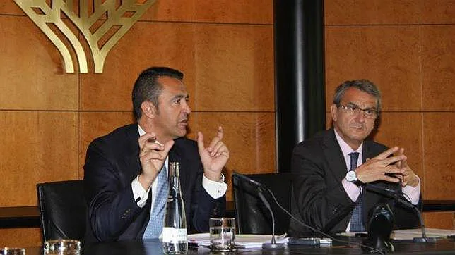 Dimas Rodríguez (izquierda), director general de Caja Rural, ha sido imputado por la juez Alaya
