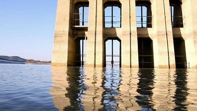 La contaminación inutiliza un embalse de Aragón que abastece a 40.000 personas