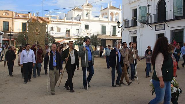 Cerca de un centenar de maireneros peregrinan al Rocío