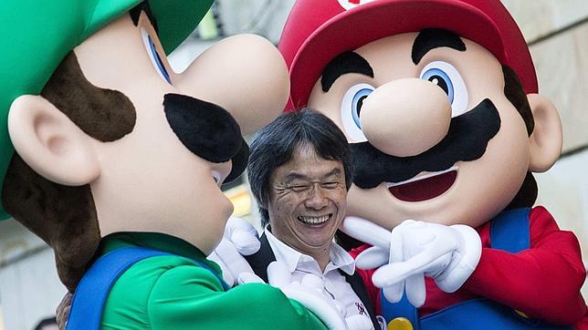 El diseñador de videojuegos Shigeru Miyamoto con dos de sus personajes