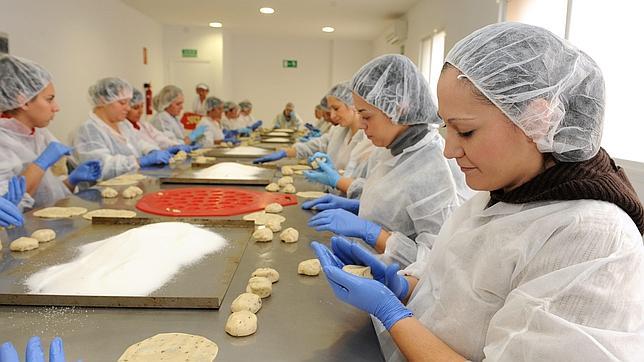 Integrar a las mujeres en el mercado laboral, objetivo del programa Clara