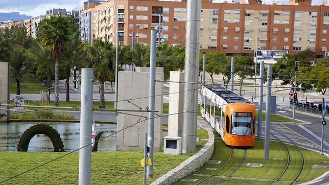 El choque de un tranvía y un coche provoca retrasos en la línea 2